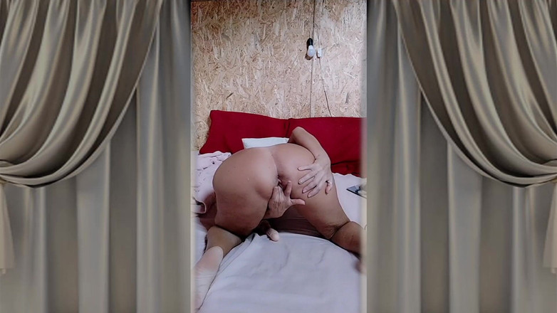 Lukerya: Femme au foyer sexy Lukerya sur un grand lit