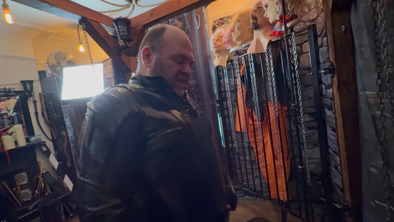 Aaexperiencesltd: Parte 2:- Lanista Bear, Domina Satana prende la sborra amorevole puttana...