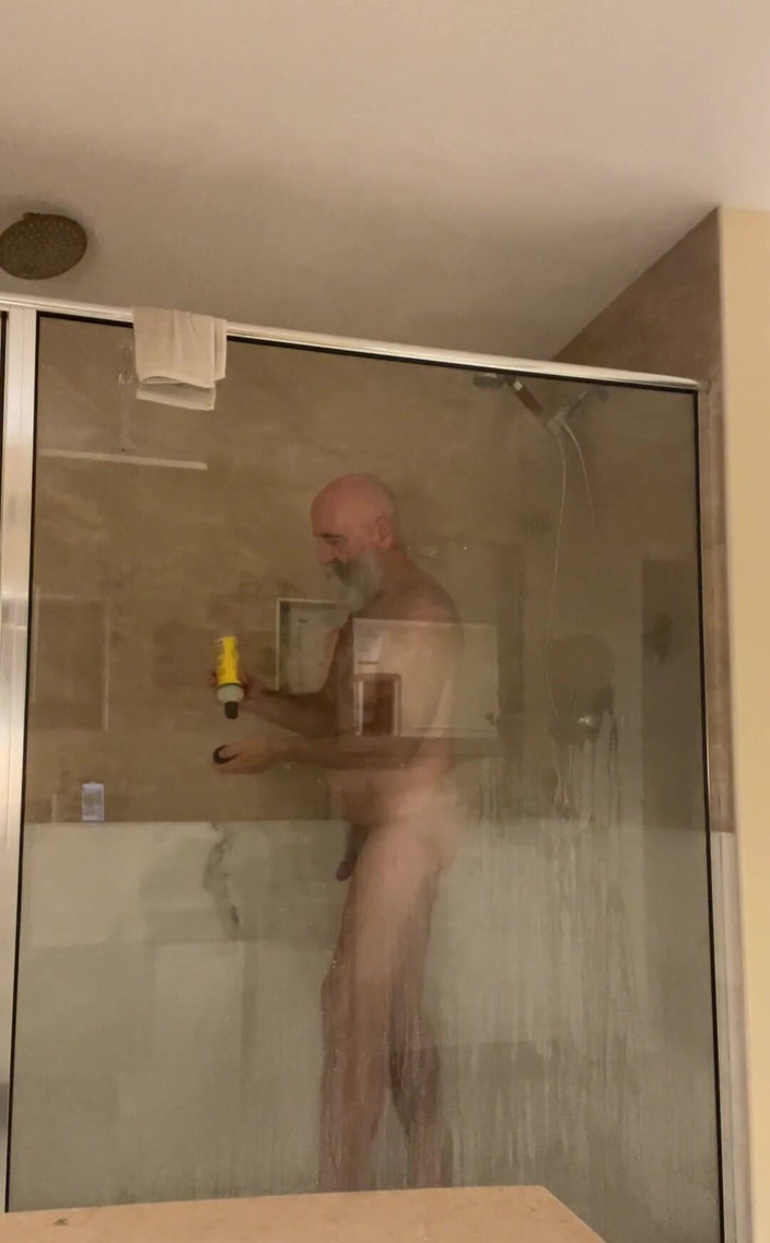 feedmedick: 아주 긴 하루. 상큼한 샤워. 자극.