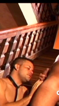 Tizio incappucciato scopato dal suo braccio di pelle