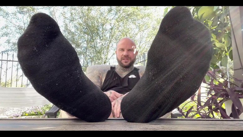 Jasons feet: Только что вернулся из спортзала, а я сижу на заднем дворе