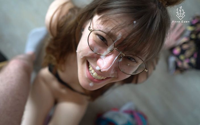 Anne-Eden: Ejaculação nos óculos depois de bom sexo de quatro
