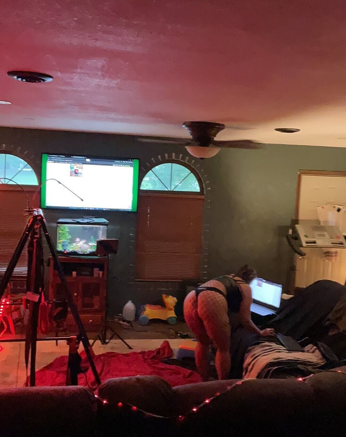 Krash_n_Babi: Evli kadın yine takma yarakla kocasını sikiyor.