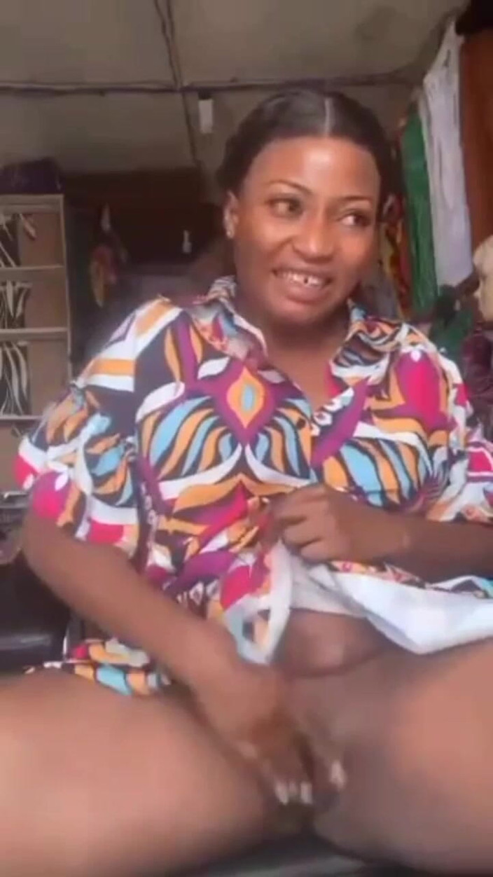 Me and my new slut: Masturbare publică a unei mame excitate care își joacă pizda grasă în...