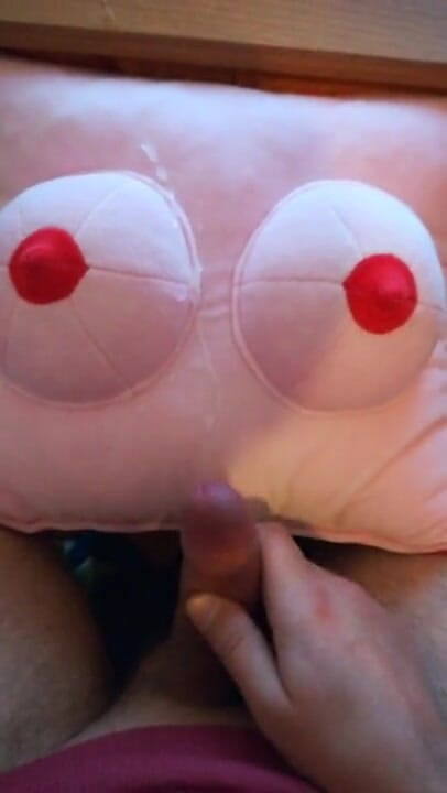 Gettulio: Cum on tits pillow