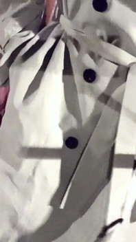 Crossdresser nosi klatkę penisa i szelki na zewnątrz