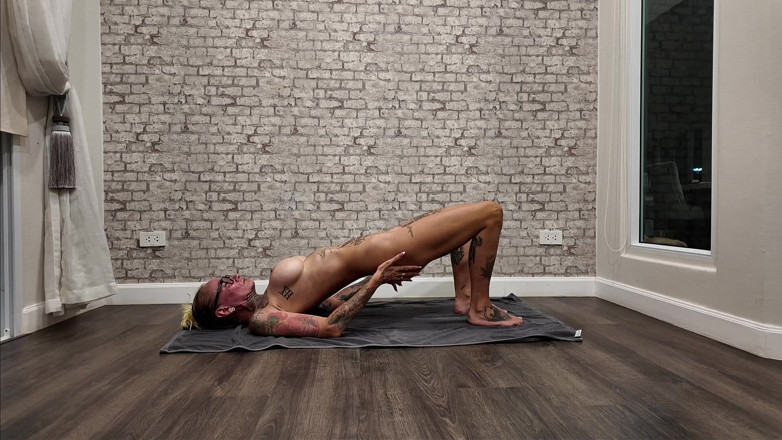 Skully inkson: Nude Yoga