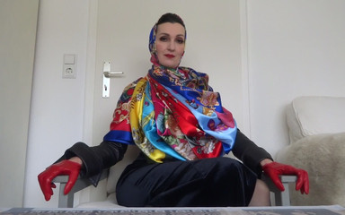 Lady Victoria Valente: День королевы в атласных шарфах