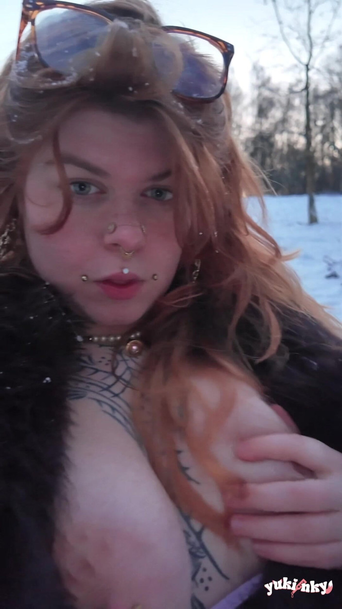 yukinky: Je Réchauffe Sa Queue Dans La Neige