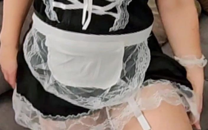 Sofy13: Une petite soubrette sexy attend sa bite