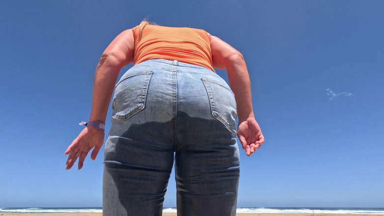 Emma Voyeur: Beach Jeans Wetting - Kolejne Piaszczyste Moczenie
