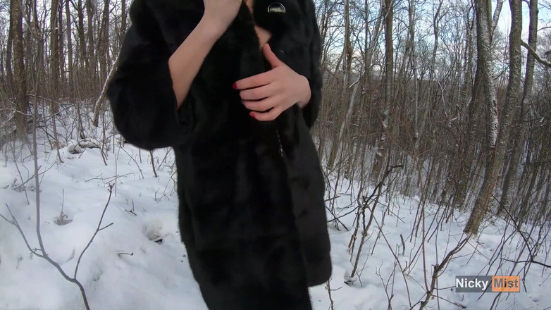 Nicky Mist: Açık!!! Seksi lezbiyen kürklü kız işemeye çalışıyor - seni ısıtmak için fışkırtıyor 4k