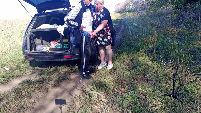 Zona901: Madrasta segura meu pau enquanto eu faço xixi e depois...