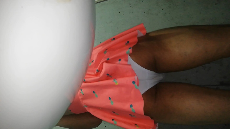 Rey rey: Симпатичная горячая показывает свои белые трусики под юбкой с сюрпризом в видео от первого лица