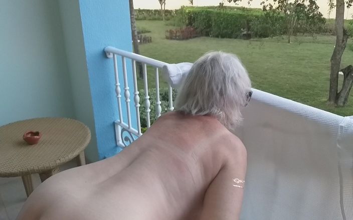 PureVicky66: Nenek seksi pamer badan di balkon saat liburan