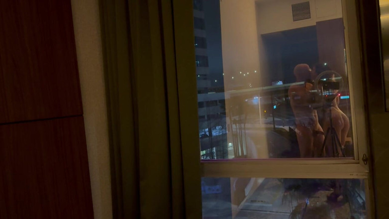 MYA Pleasure: Reflexii la fereastra hotelului