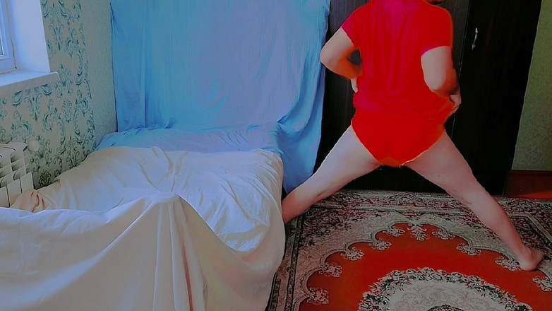 Kitty_Cross: Симпатичный сисси позирует с красочным леденцом и улыбкой