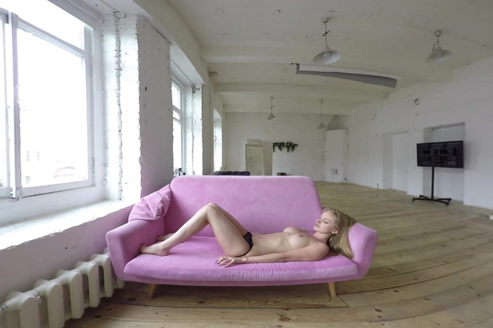 StasyQVR: 紧身金发晨间脱衣舞