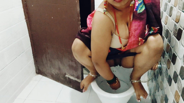 Desi Pari Bhabhi: Učitelka svedla svou studentku k sexu na své soukromé toaletě