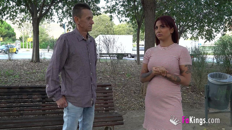 FAKings: 彼女はもっともっと欲しがっています!ヴァレリアは彼女の最初の老人を叩いて自分自身を突破します