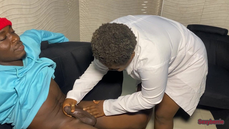 Sexy Berrie: Nadržená sestra zachází s kundičkou pacienta s velkým pérem