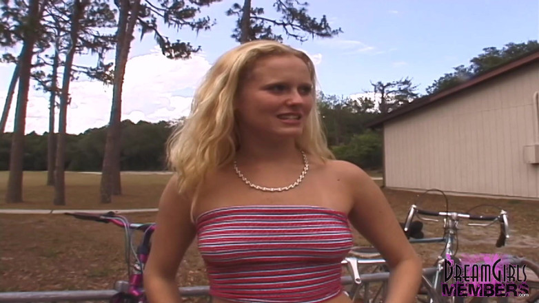 Dream Girls: Супер рискованный засвет в местном студенческом кампусе