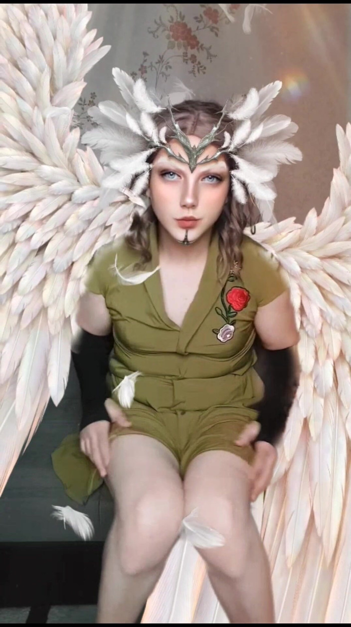 Kitty_Cross: 天堂辣妹：光滑、性感和天使般的女同