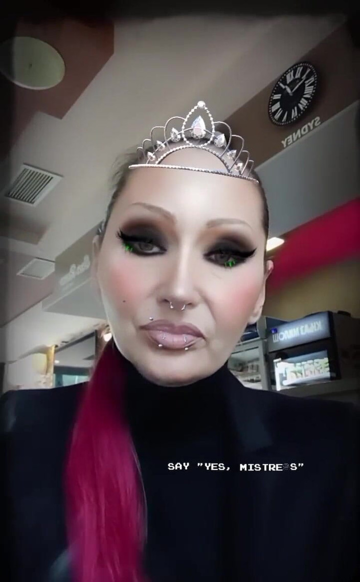 Dominatrix Redsonyja: Özel bir seans video klibim var, hmm, ama sadece gerçek...