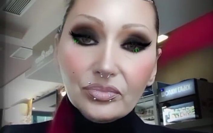 Dominatrix Redsonyja: Özel bir seans video klibim var, hmm, ama sadece gerçek...