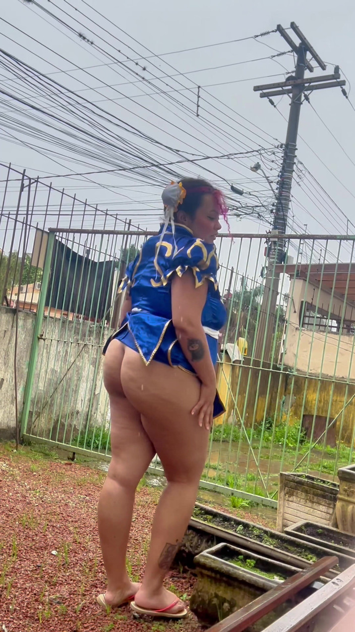 Cutiepiie Chubby: Bbw Chun-li cosplay exhibitionisme in de tuin