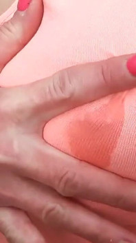 胸部和穿孔的乳头玩和吐痰恋物癖 由 cyntia