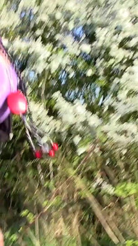 Dua cowok nakal nakal bertato ini ngentot sama dua cowok kontol besar sambil jalan-jalan dan ngebiarkan mereka ngentot memeknya kayak pelacur jalan-jalan