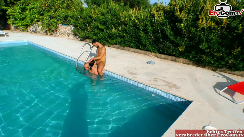 EroCom: Des vacanciers allemands baisent dans et dans la piscine