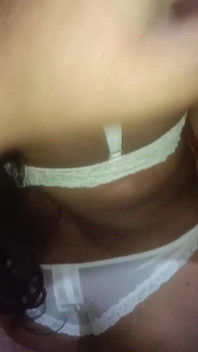 Une Indienne à gros cul se fait prendre en levrette, visage complet, queen4desi
