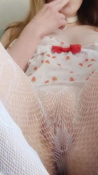 Sanfte masturbation einer süße in sexy weißer strumpfhose