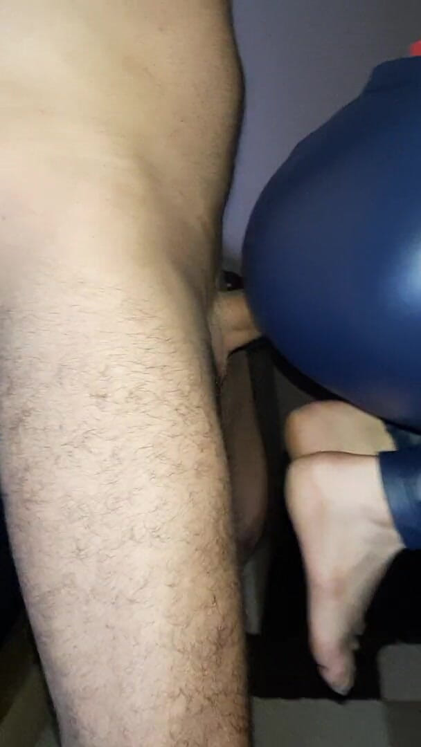 Shiny leather assfuck: Pantat mengkilap disetubuhi dengan celana lateks biru
