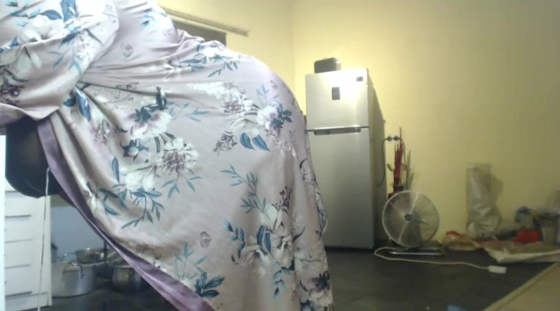 Legendary Booty Overdose: 丰满的胖美女脱衣并被振动棒挑逗