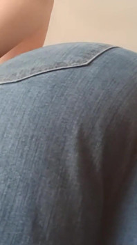 La Ragazza Paffuta Con Grandi Tette Naturali Scoreggia Sopra Di Te in Jeans