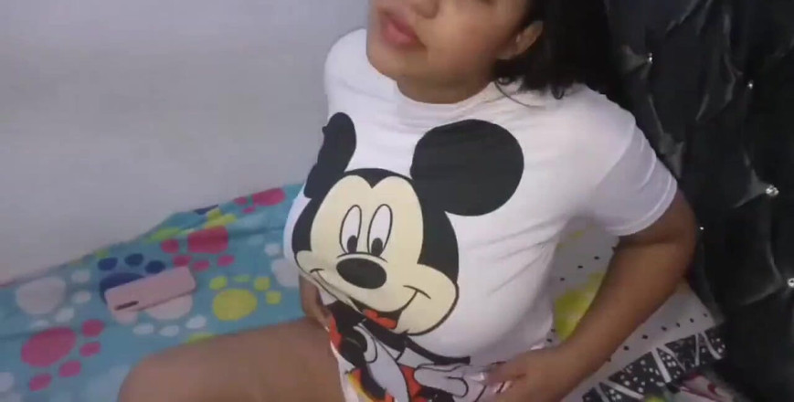 Pikaa6: Brunetă columbiană foarte obosită de viața ei vecinului!!