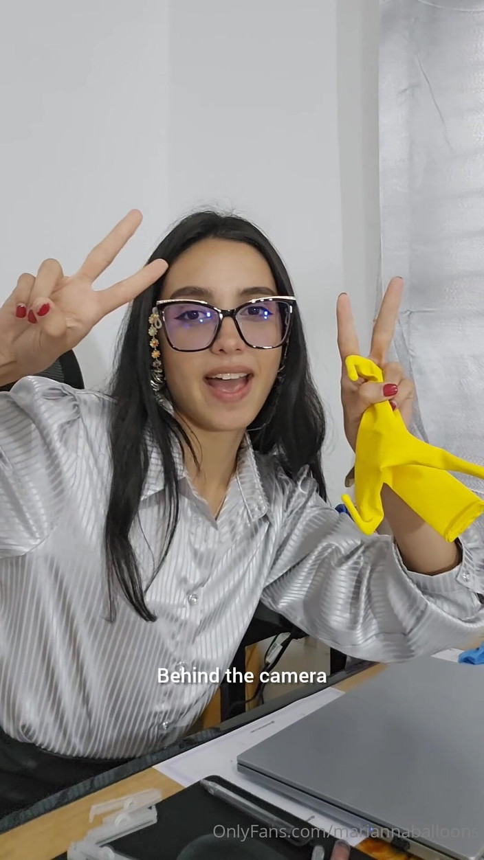 Lover loon studio: Marianna mencoba melambungkan balon lapangannya tanpa meleburkannya