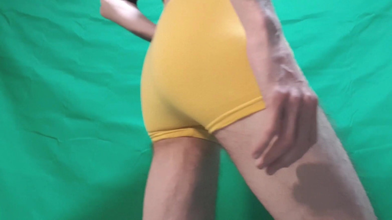 HeIsSooThin: Quần ngắn màu vàng thử