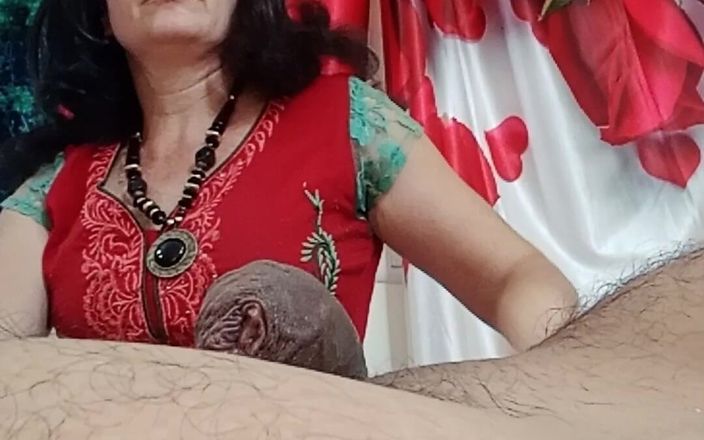 Bolly Karma: Ide seru tante nakal ini datang untuk muasin memeknya