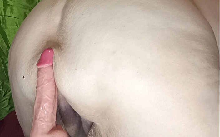 HerculesnVENUS: Une grosse pute absorbe le sperme sur le lit, il éjacule...