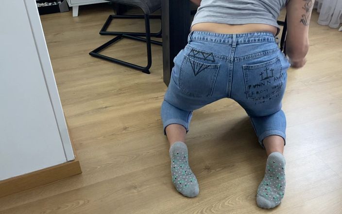 Pretty princess: Buttcrack and Pee in Jeans
