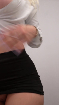 Secretaria bimbo con enormes tetas follada usando mini falda y tacones