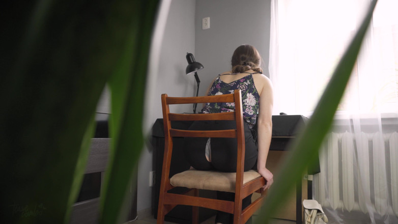 Teasecombo 4K: Наблюдаю, как горячая секретарша работает в порванных штанах
