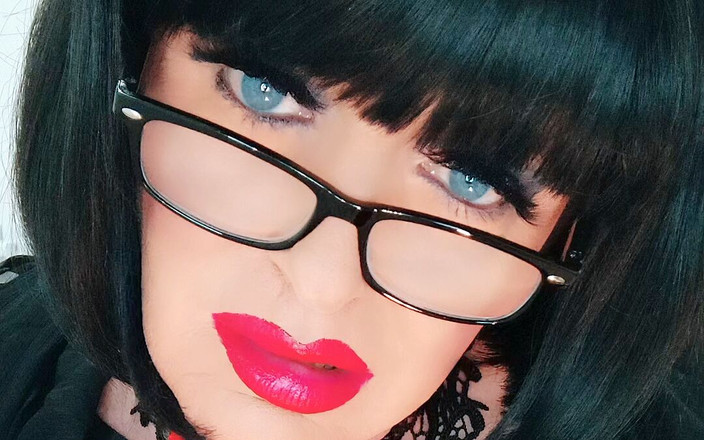 Emma Browne: TS дражнить і грає