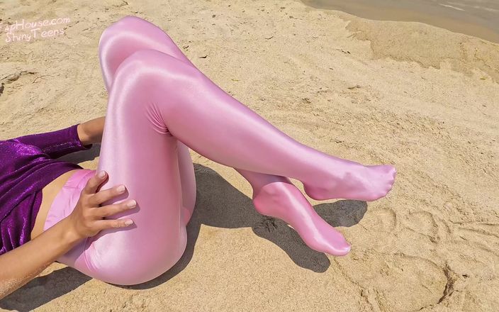 Shiny teens: 880 Rose brillante, collants en élasthanne sur la plage