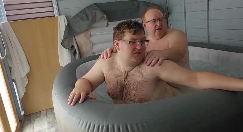 brummieboi89: Pappa knullar sin håriga björn i jacuzzin