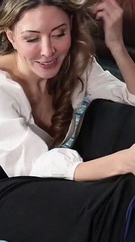 Překvapená MILF dává malému čůrákovi mokré kouření